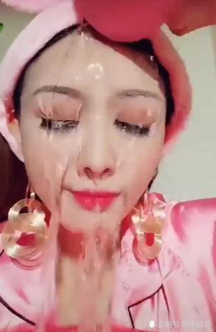 大妈化妆去相亲，妆后秒变小姐姐，网友：这是化妆还是刷漆？