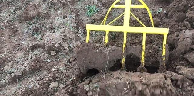 外国小伙发明“摩托车”松土机，一天松土6亩地，成本300元