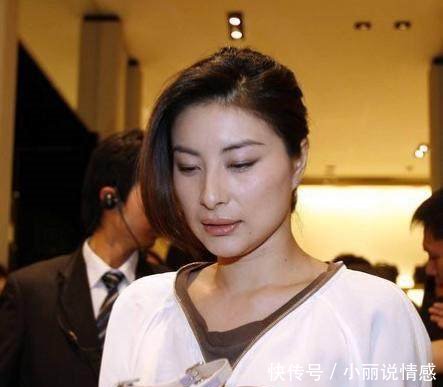 郭晶晶一改朴实风，终于穿得像名媛，网友却紧盯她胸口红斑看不停