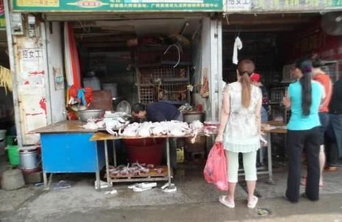 七月十四没有一只鸭子能活着飞出广西 杀鸭堪称一道靓丽风景线