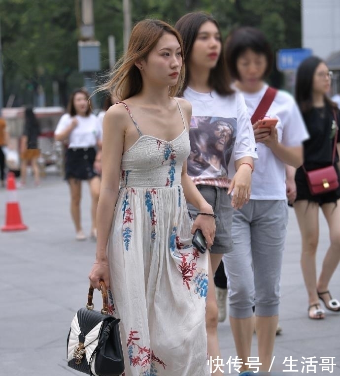 『吊带』街拍:身穿吊带枫叶裙的小姐姐,魅力十足的女神范儿!
