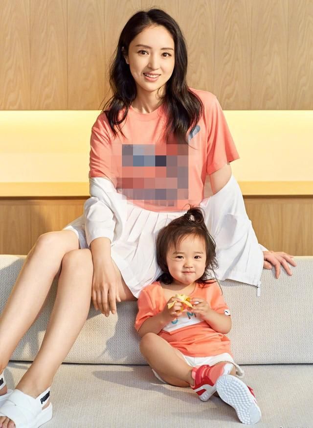 董璇携爱女时尚杂志写真，女儿圆脸蛋惹人爱，网友:高云翔不配!