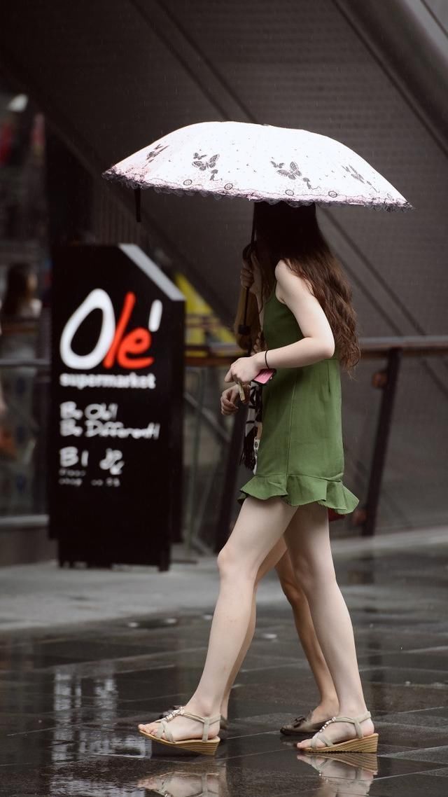 广州街拍 “天鹅颈”美女 极品大长腿 真是一道难得的靓丽风景