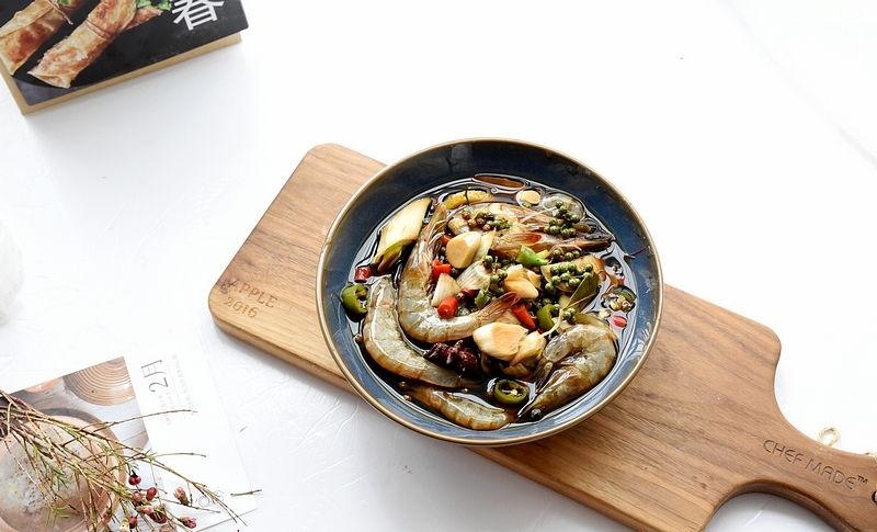  「花椒」活呛虾，我吃了四十多年怎么也吃不够，口感微辣微咸又鲜甜