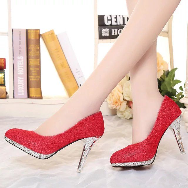 穿裙子不一定要穿高跟鞋，学学这样穿，让你魅力十足有气质哦