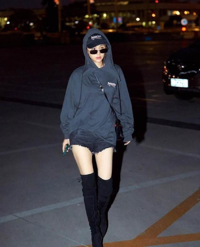 女明星们玩起了反季节穿鞋，网友：如果我这样可能会得脚气诶！