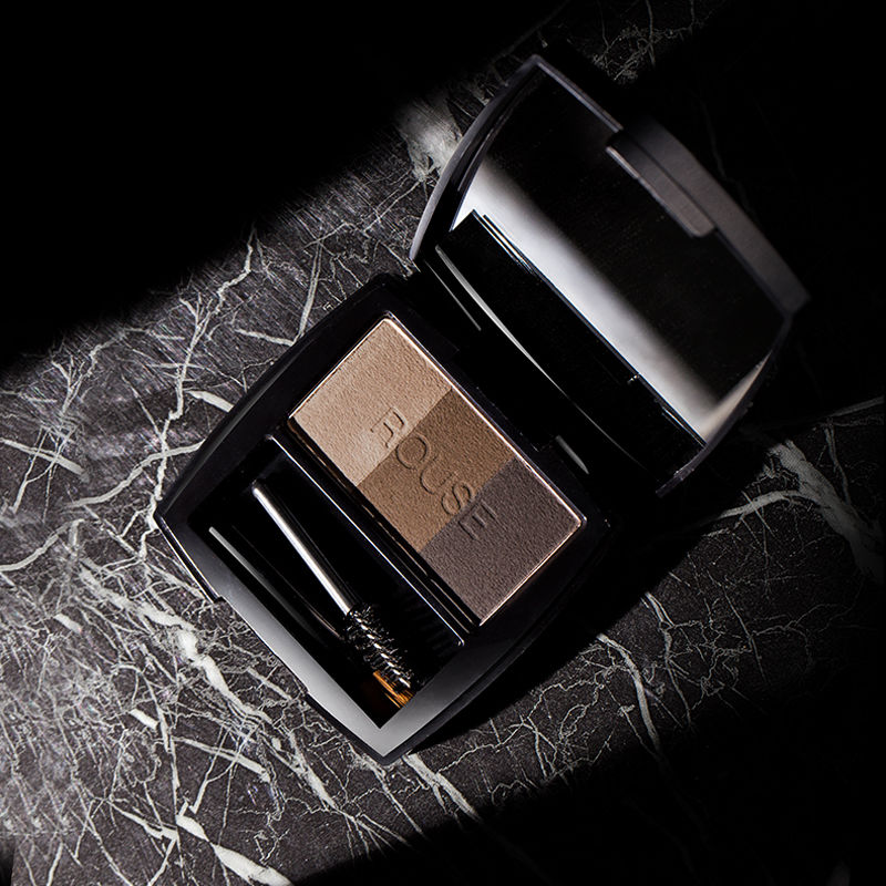 爱化妆的女人，比素颜要多了几分姿色，这是不争的事实