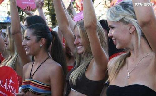 乌克兰美女穿着比基尼在街头游行, 只为自己能早日嫁出去