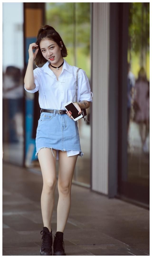 街拍：清纯可人靓丽小姐姐，略带一点小性感