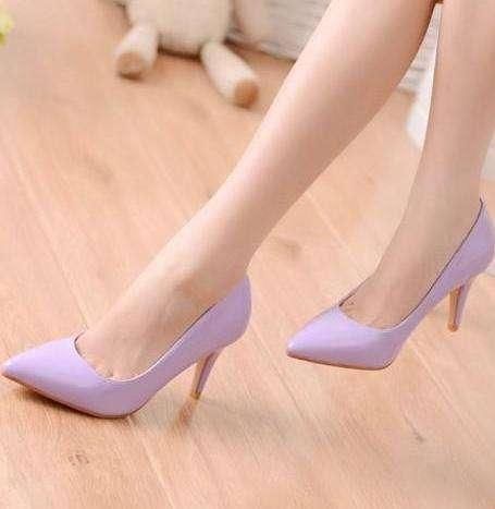 尖头细跟高跟鞋凸显凹凸有致的身材