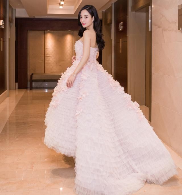 马苏撞上李小璐同穿白裙,差距不是一般的大,难怪是”塑料闺蜜“