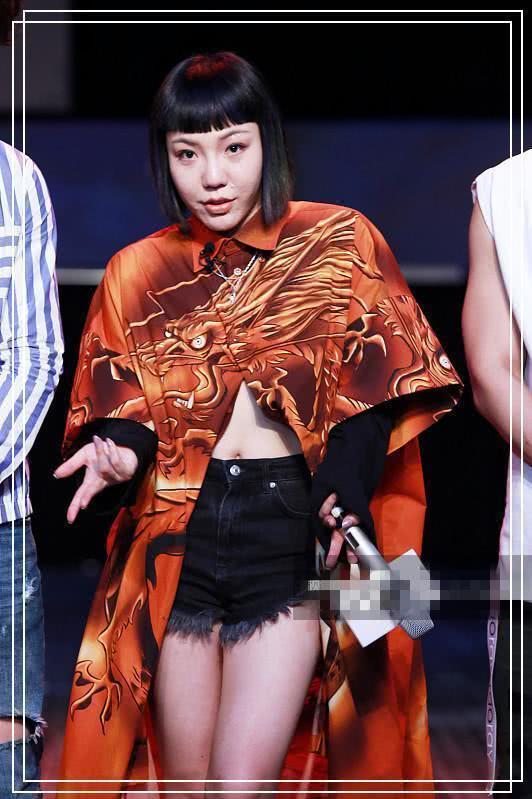 本以为吉克隽逸的短裤够大胆的了，可看到吴莫愁，我瞬间缄默了！