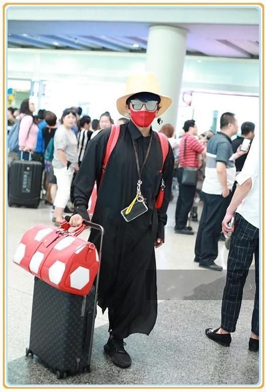 陈志朋衣品回归！一身黑色风衣帅气逼人，但网友注意力都在他包上