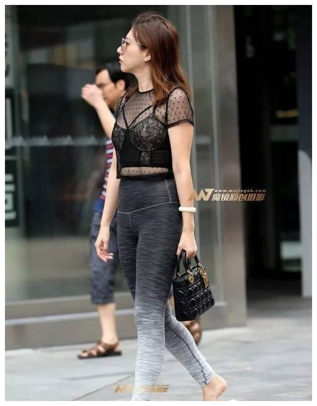 街拍：小姐姐穿瑜伽裤出街，身形完美至极，充满了运动活力
