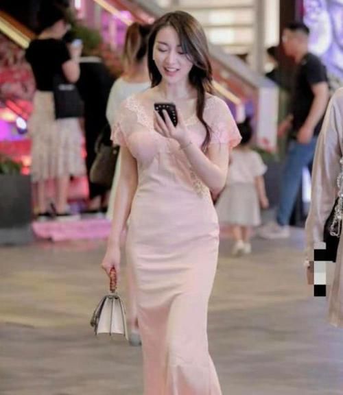  『粉色』街拍：面带笑容的美女，一条粉色连衣裙，时尚气质好身材