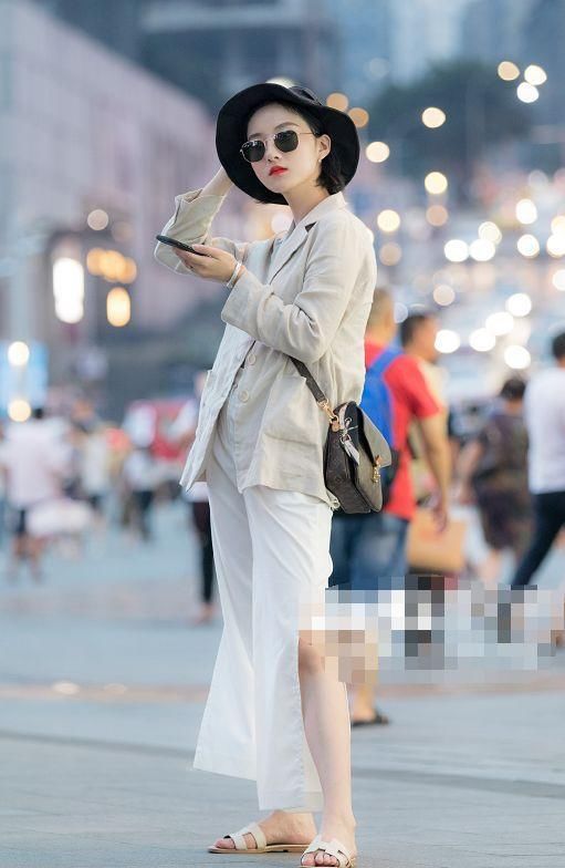 街拍：美女紧身吊带装出镜，身材“丰腴”，轻熟气息难以抵挡