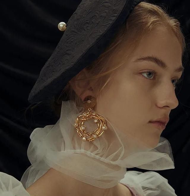  时髦■时髦办｜Jennie的珍珠项链那么多，还硬要和妈妈抢着戴这一条？