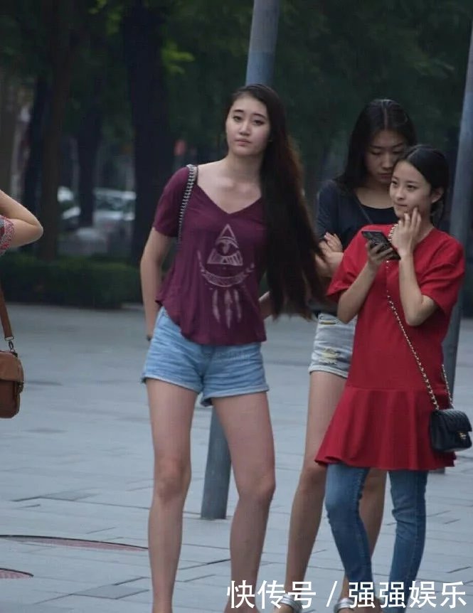 身材高挑的姐妹花街头闲逛，小热裤显逆天大长腿，性感迷人