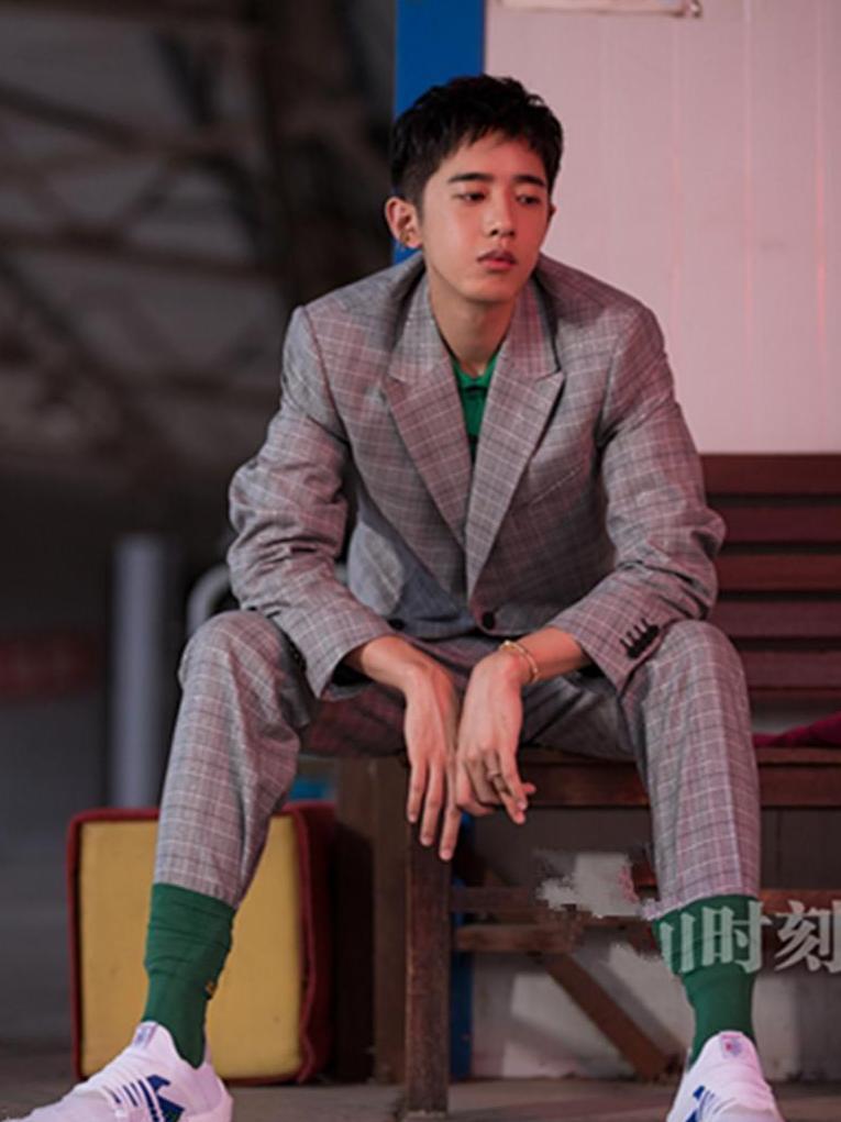 绿袜子是什么新潮流? 张俪欧阳娜娜穿它秀腿, 梁靖康却包住脚踝!