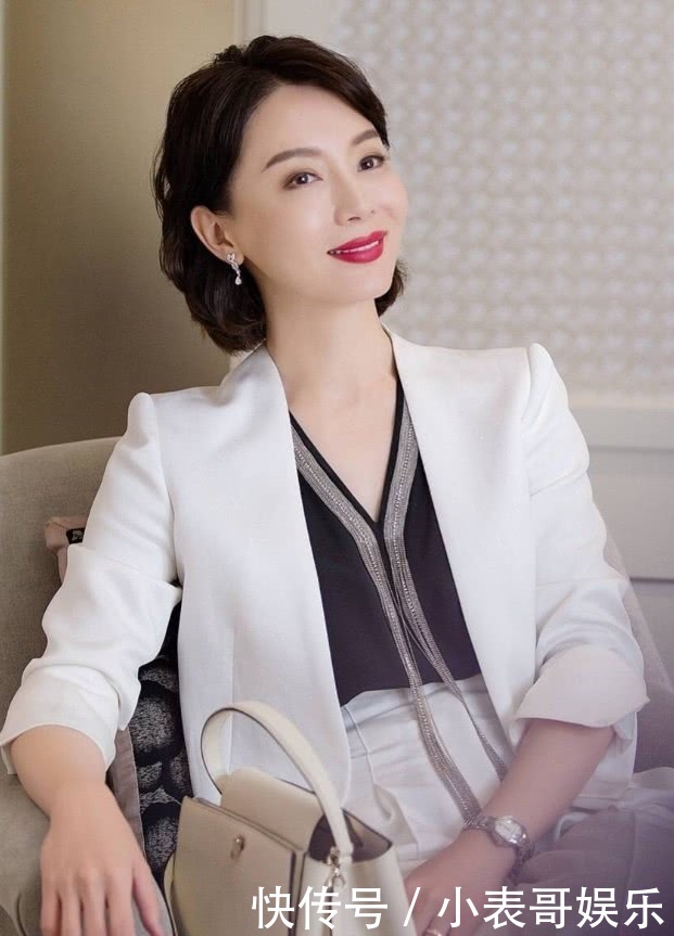 陈数是穿西装最好看的女人，她是把衣服的灵魂穿出来了