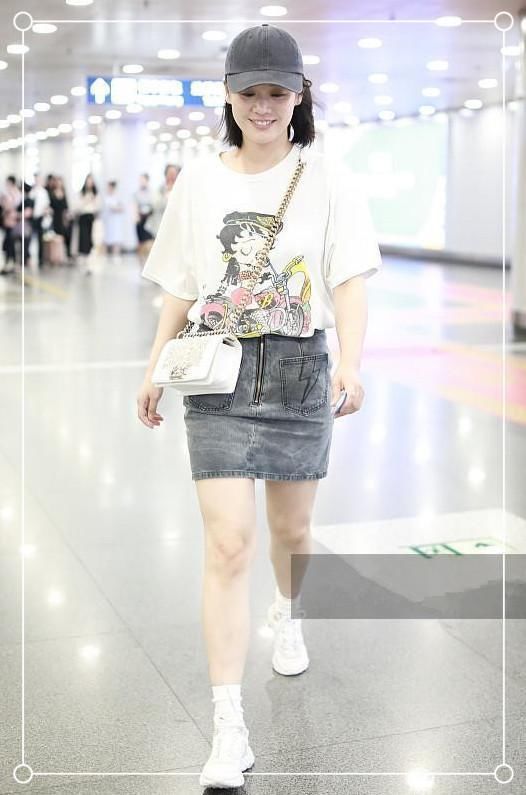 别看鞠婧祎只有159的身高，可秀起腿来，竟丝毫不差170的马思纯！