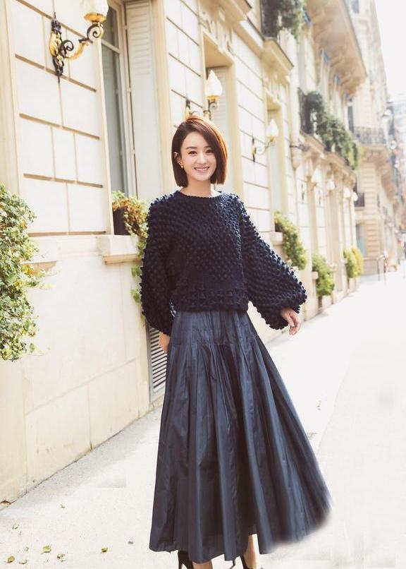 赵丽颖巴黎街头照曝光 宽松黑色V领裙气场1米8