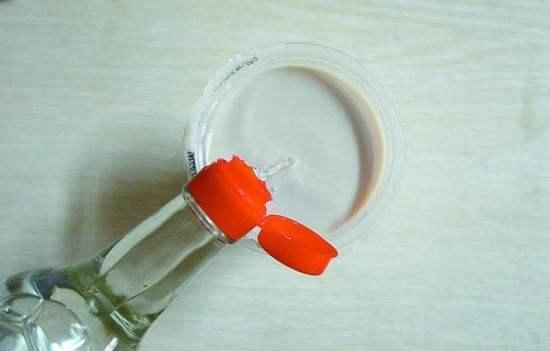 红霉素软膏不能祛斑。白醋+它抹脸,三次美白,祛斑强过激光30倍