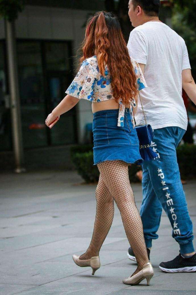 街拍: 这样穿和不穿没差别, 若隐若现很好看