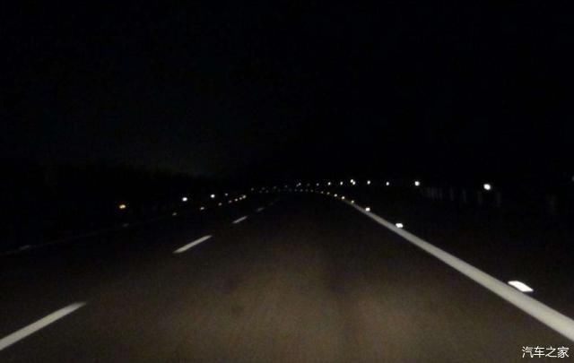  「高速」晚上在高速公路开车能开近光灯吗？老司机：看完你就明