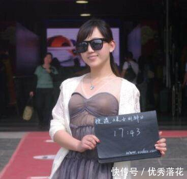 街拍火辣辣太阳下的性感美女，吊带紧身装秀出玲珑身段