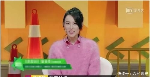 毛衣@31岁梁洛施蓝色毛衣配百褶裙温柔可人,扎丸子头年轻了10岁