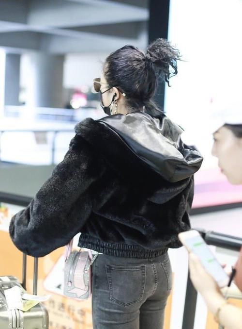  「新造型」王菊又现新造型，穿拼接卫衣搭毛绒外套，梳＂爆炸＂辫吸人视线