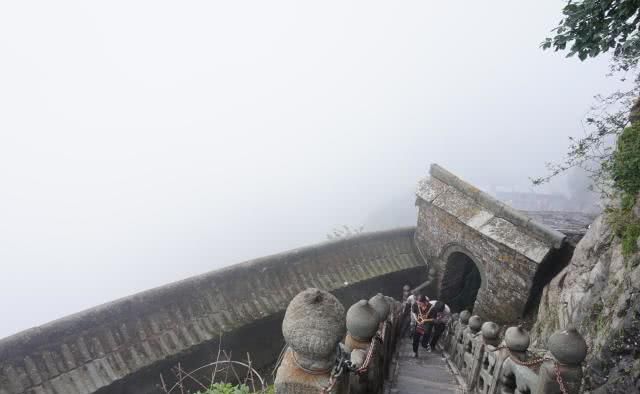 湖北最牛的景区，有飞机、火车，前几天还通了高铁