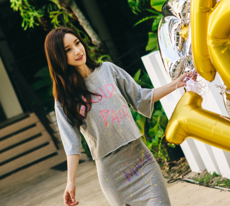 青春活泼的紧身裙美女，展现与众不同的气质