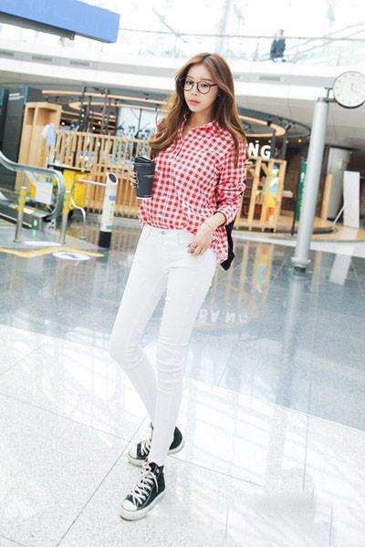 街拍:妙龄小姐姐穿衣品位,吊带背心穿出了成熟女人味!