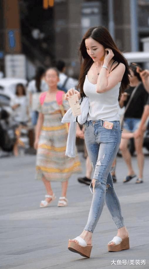 纤细有型的打底裤小姐姐勾勒出精致的腿型，尽情展现窈窕好身材！