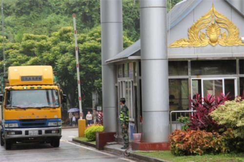  【高速】中国最特殊的高速公路，横跨三个国家，高速的终点让人