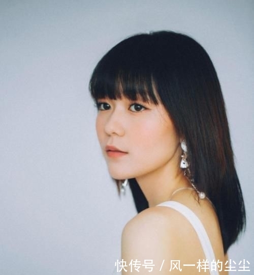  「段奥娟」段奥娟真是敢穿！穿一件白色短款小吊带，“巴掌腰”更是吸睛