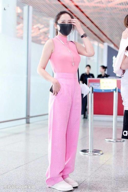 39岁陈乔恩身材好有料，抹胸裙韵味十足，网友：看着像25岁