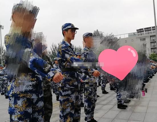 军训护肤要全面 前方保卫我们刘昊然小哥哥不被晒黑！