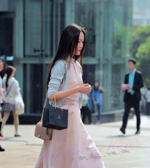 成都路人街拍好不好看我不说， 但胸前风景无限