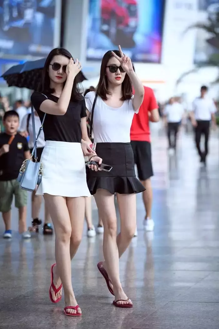 街拍，初秋来了，时尚潮流的你，怎么少的了这样轻熟时尚的穿搭呢