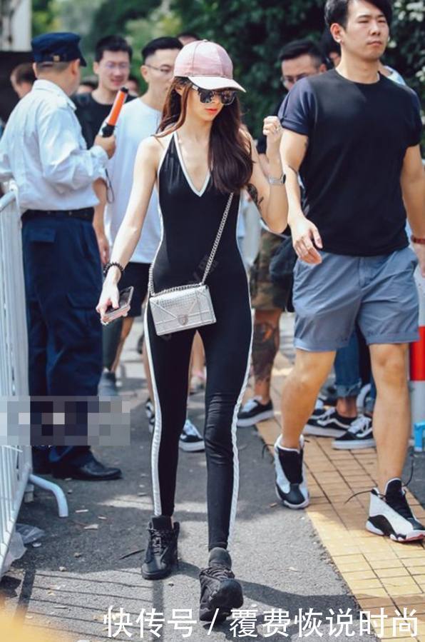 路人街拍明眸皓齿白皙可爱的小姐姐，清凉的装扮养眼又显瘦！