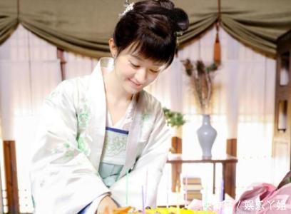 出道12年无绯闻，拼命拍戏导致旧伤复发，明明单身却被曝怀孕