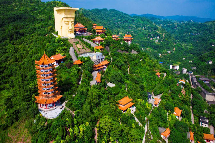 重庆出现一座“鬼城”，白天人山人海，夜里却空无一人十分阴森！