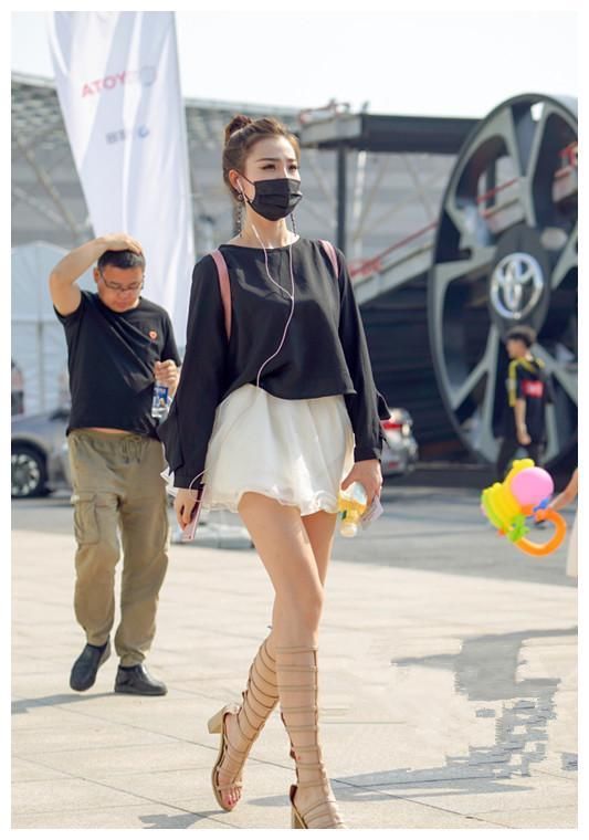 白色露背装的小姐姐，紧身包臀裙时尚又性感，回眸一笑百媚生！