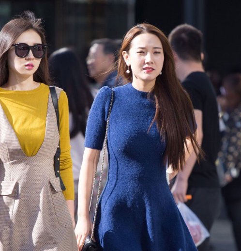 街拍:时尚黄衣女子，让人忍不住驻足停留，倒数第二最光彩动人!