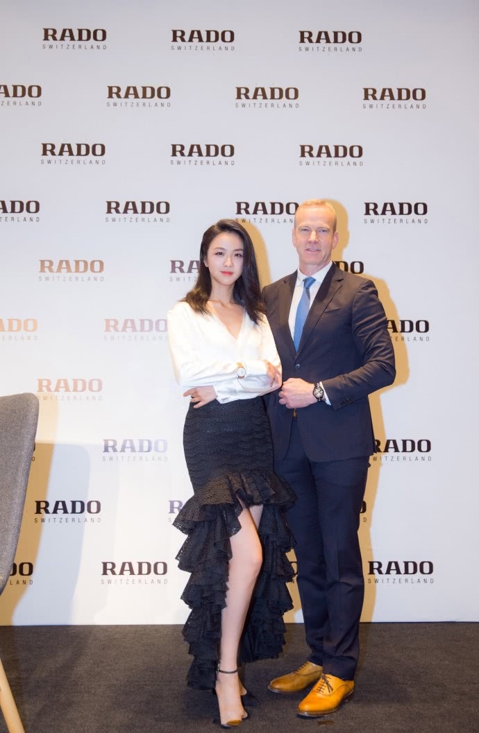 汤唯裙子穿的有短又紧，坐下的瞬间好尴尬！好歹也拿东西盖一盖吧