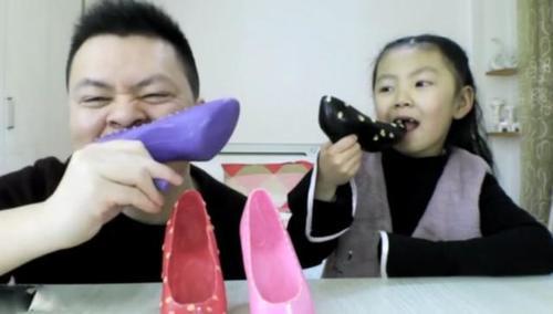大叔买了两双高跟鞋,女儿拿起来就啃,口味真重