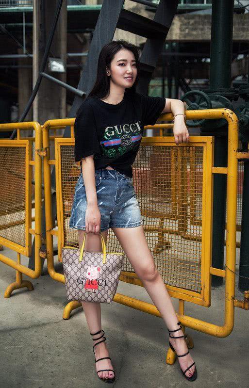 路人街拍，小妹妹穿着练舞蹈的衣服就出来了，收获了不少回头率